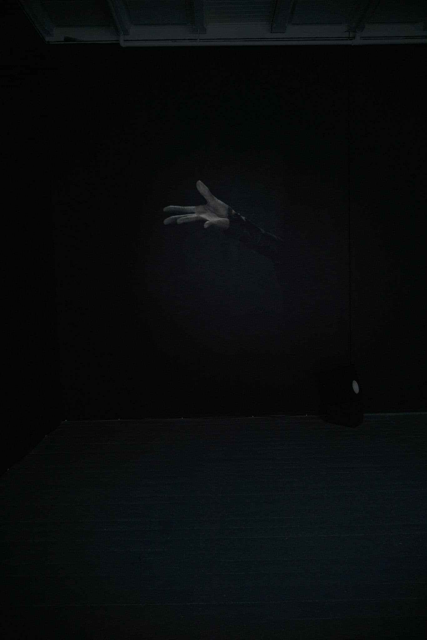 En hånd strekker seg ut i mørket